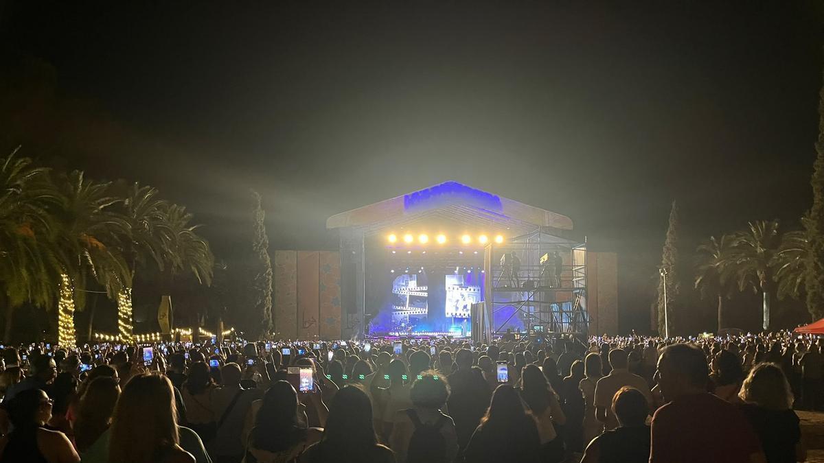 Un momento del concierto de Antonio Orozco, este viernes en la Alcazaba de Badajoz.