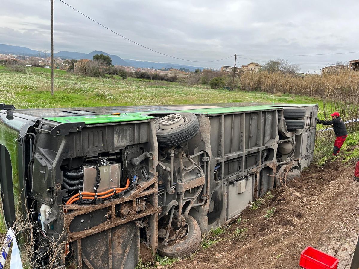 El bus urbà de Manresa bolcat al costat del camí dels Tovots