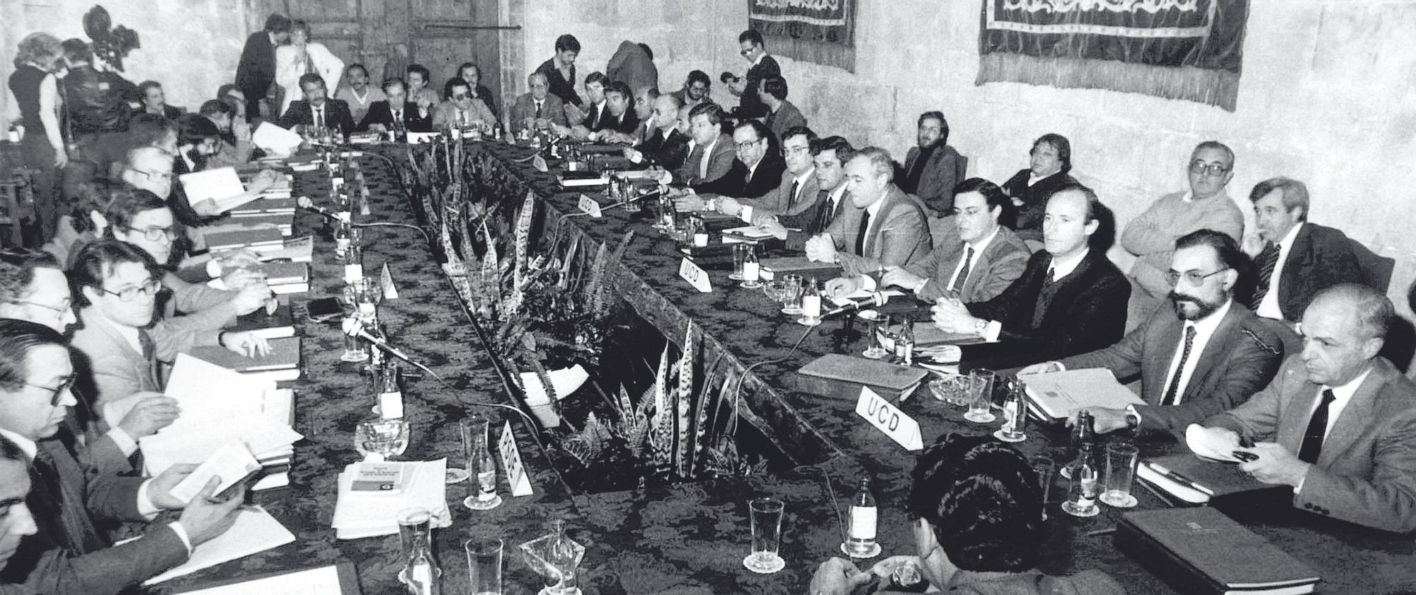Un momento de la asamblea redactora del Estatut d’Autonomia, en 1983.