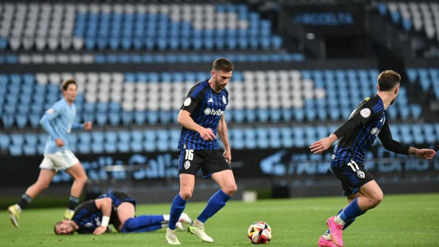 Un jugador de la Ponferradina conduce el balón. |  // L. O.