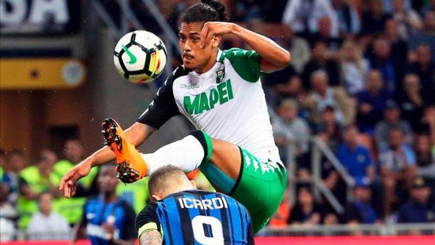 El marcador central uruguayo Mauricio Lemos, propiedad de la UD Las Palmas, vuela por encima de Icardi, durante un partido con el Sassuolo italiano.