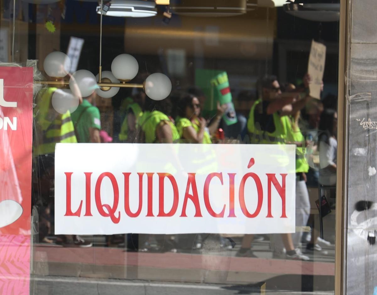 Huelga de educación en Alicante: la manifestación de profesores atraviesa la Avenida Aguilera