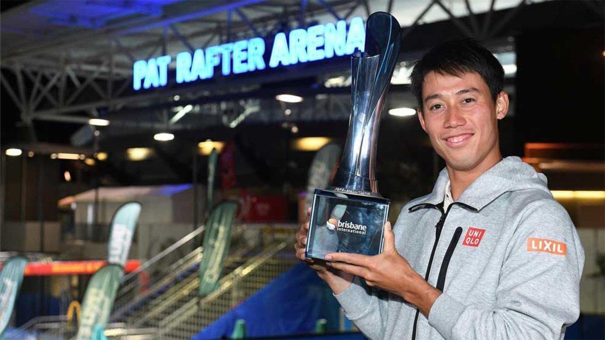 Nishikori, con el trofeo en Brisbane