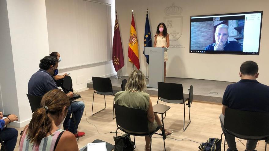 La directora general del Mar Menor, Miriam Pérez, y el científico Ángel Pérez Ruzafa, durante la comparecencia sobre el estado del Mar Menor.