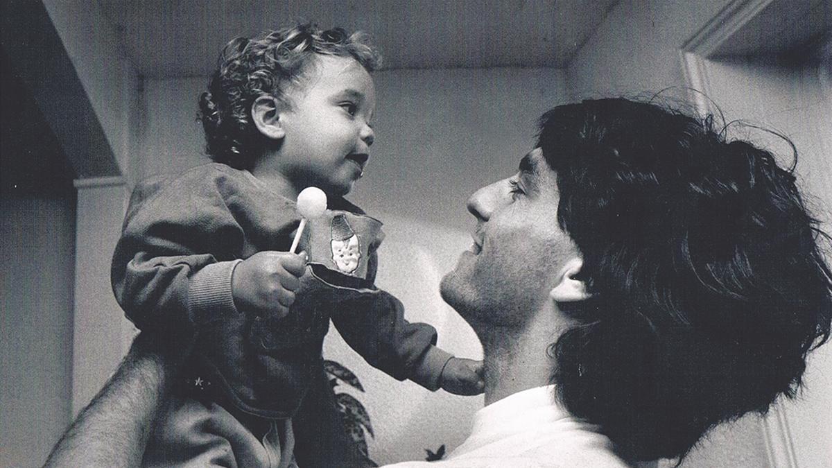 Un pequeño Paulo Futre Jr., en brazos de su padre, que acaba de cumplir 60 años.