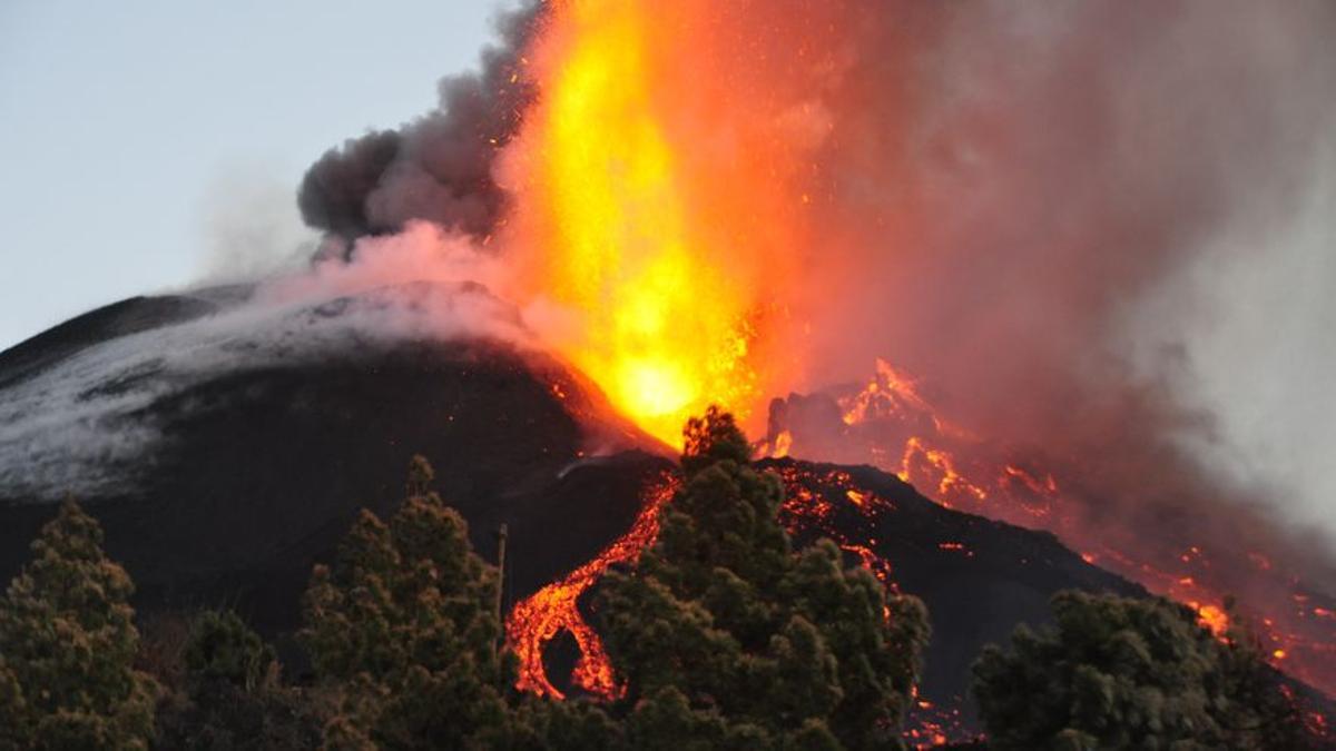 La bajada del tremor del volcán de La Palma, los sismos y el azufre insuflan esperanza