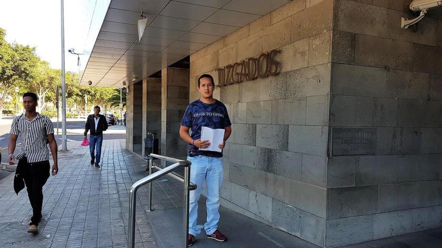 Andrés Molina, hoy, a la entrada del Palacio de Justicia de Arrecife.