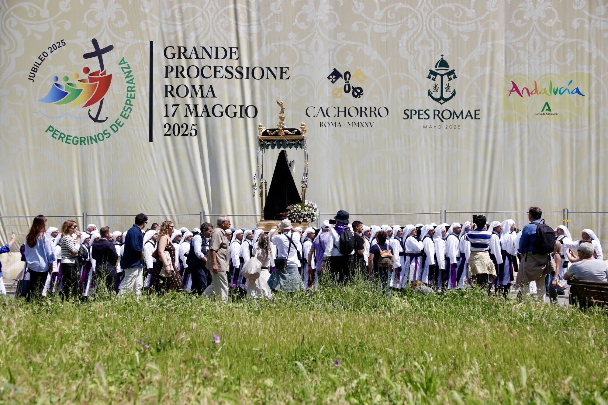 Salida procesional de varias cofradías de León, Portugal, Francia e Italia, durante el Jubileo 2025 en Roma