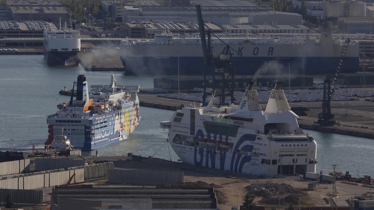 El barco Moby Dada, a la izquierda, y el Rhapsody, donde se alojaran miembros de la Guardia Civil y Policia Nacional, atracados en el puerto de Barcelona.