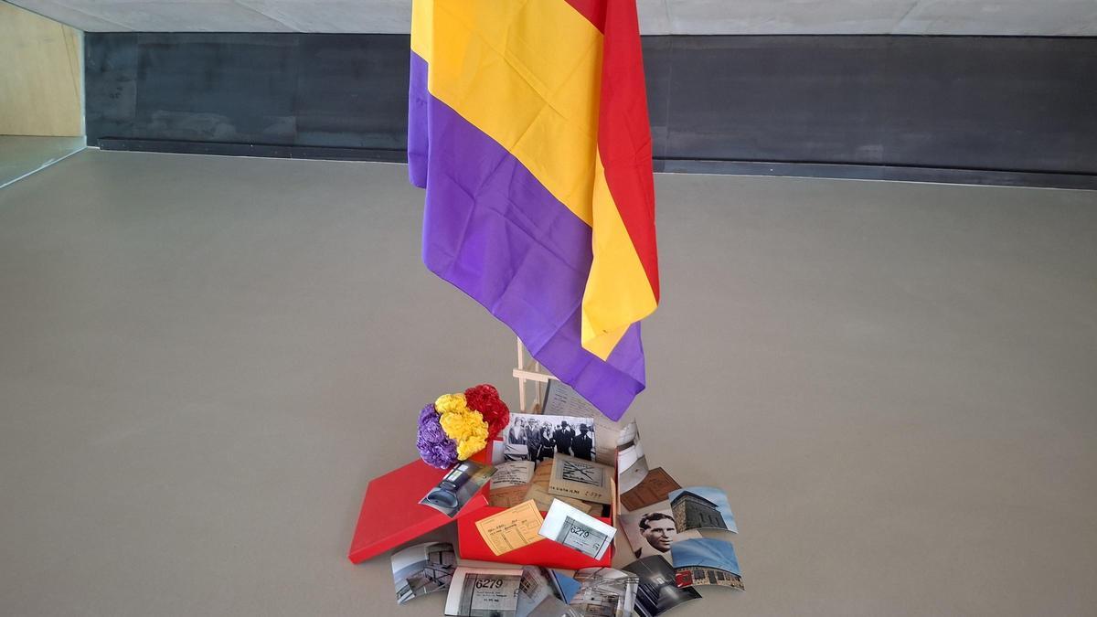 Recreació amb fotos de l'exili i la deportació