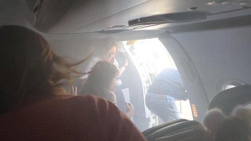 19 heridos al ser evacuado un avión en Valencia por humo