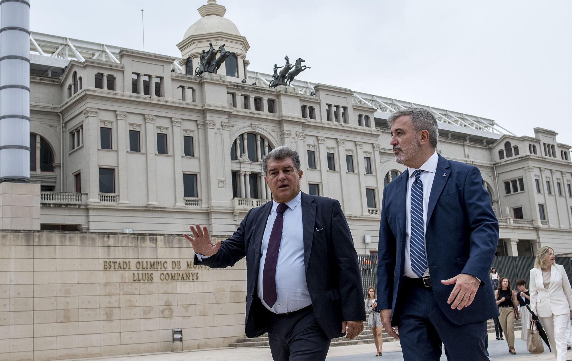 Barcelona. 21.06.2022. Deportes. Joan Laporta, presidente del Barça, y el primer teniente alcalde del Ajuntament de Barcelona, Jaume Collboni, escenifican en el estadio olímpico Lluis Companys en Montjuic, el acuerdo entre la institución azulgrana y el Ajuntament para que el primer equipo de fútbol juegue en la instalación la temporada 2023/24 por las obras en el Camp Nou. Fotografía de Jordi Cotrina