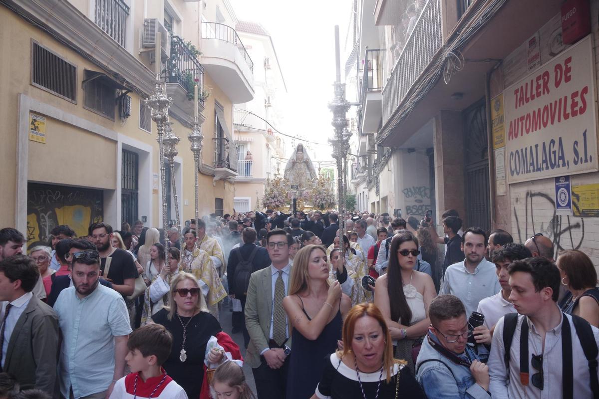 Fotos de la procesión del Rocío Coronada por el barrio de la Victoria Fotos de la procesión del Rocío Coronada por el barrio de la Victoria