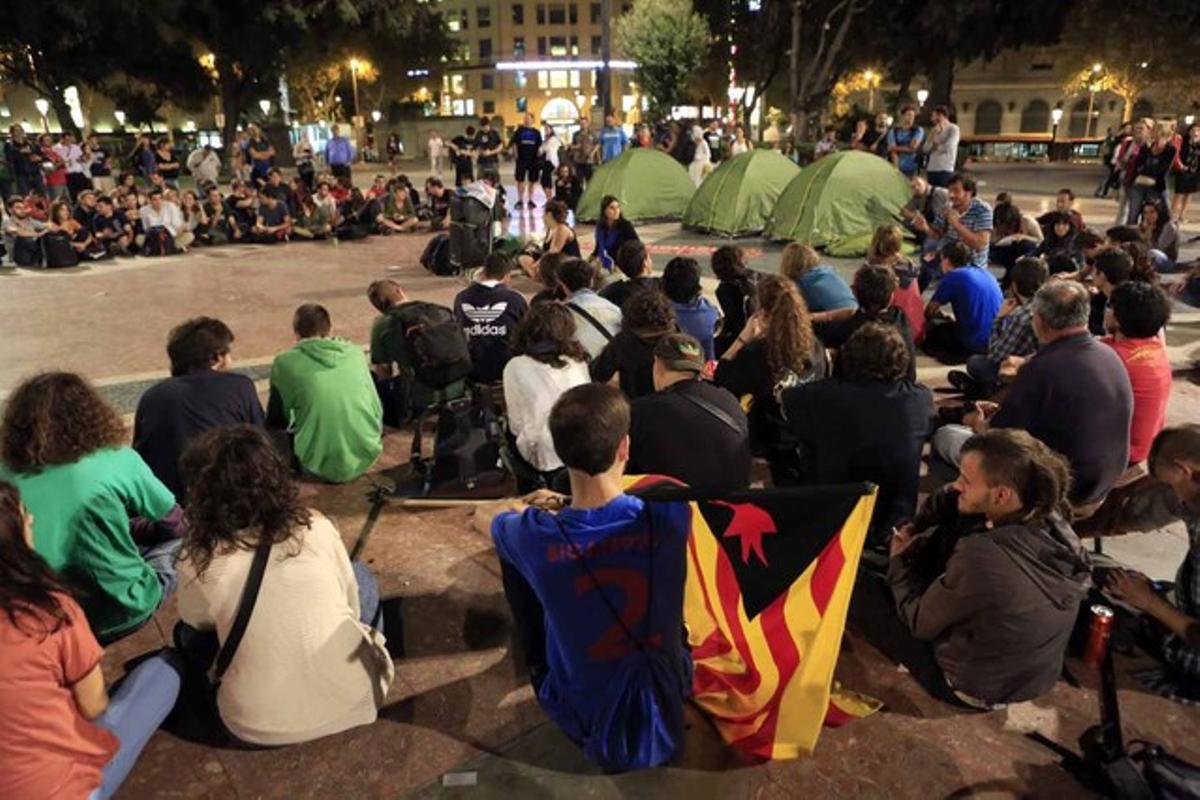 Desenes d’estudiants es van concentrar a la plaça de Catalunya, aquest dijous, amb la intenció d’acampar.