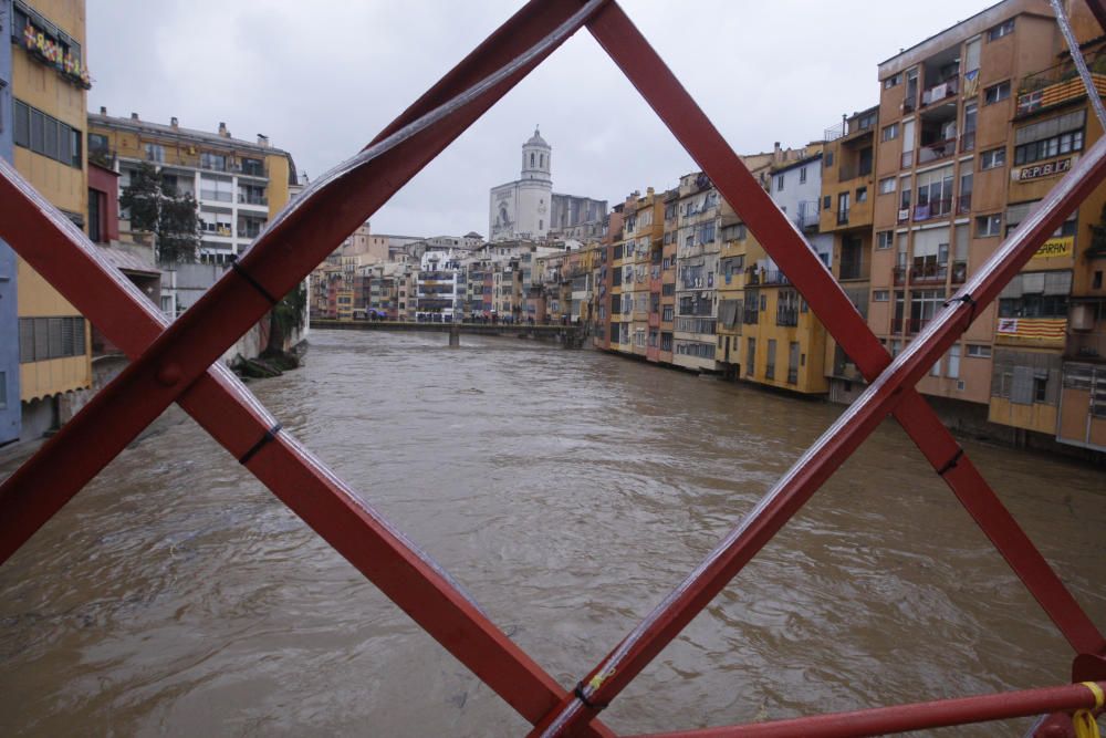 Espectacular augment del cabal del riu Onyar, a Girona