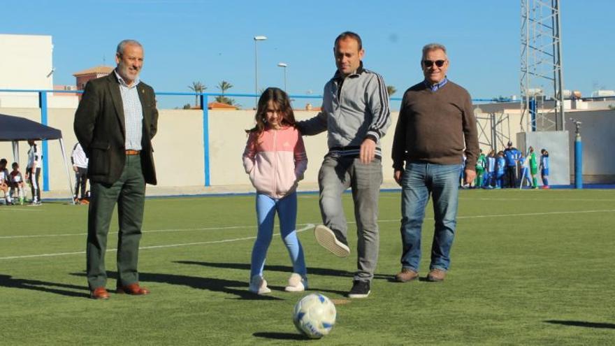 Nino, junto a su hija Nuria y el alcalde de Vera realizando el saque de honor en el Torneo de Fútbol Base