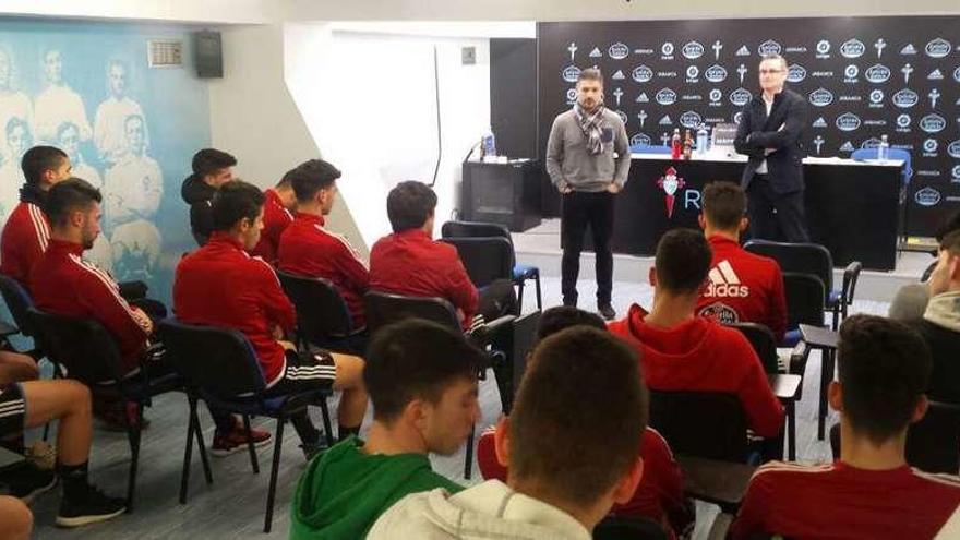 Joaquín Dosil, en una de sus charlas con los jugadores. // FdV