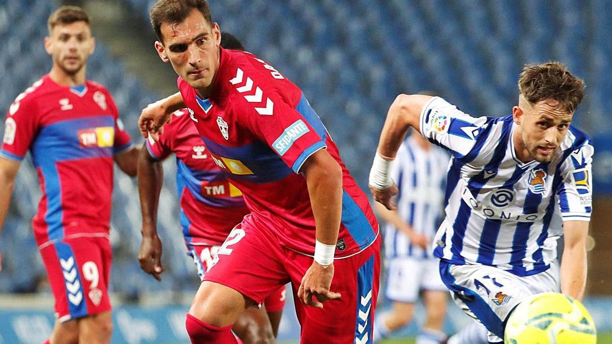Dani Calvo en plena lucha por un balón con Januzaj, extremo izquierdo de la Real Sociedad.  | JUAN HERRERO / EFE