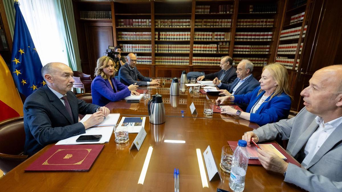 Un instante de la reunión celebrada por el Gobierno de España con los agentes sociales este miércoles en Zaragoza.