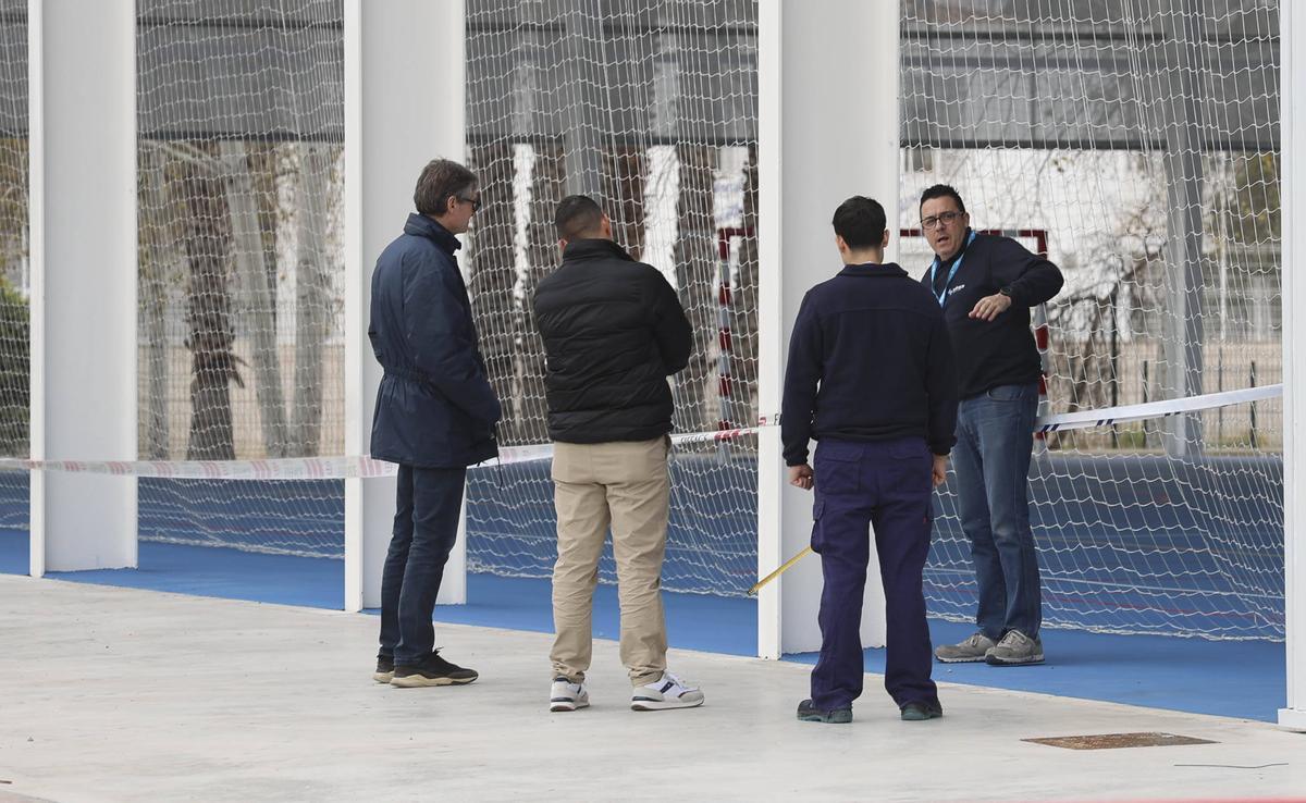 Técnicos revisando la instalación.