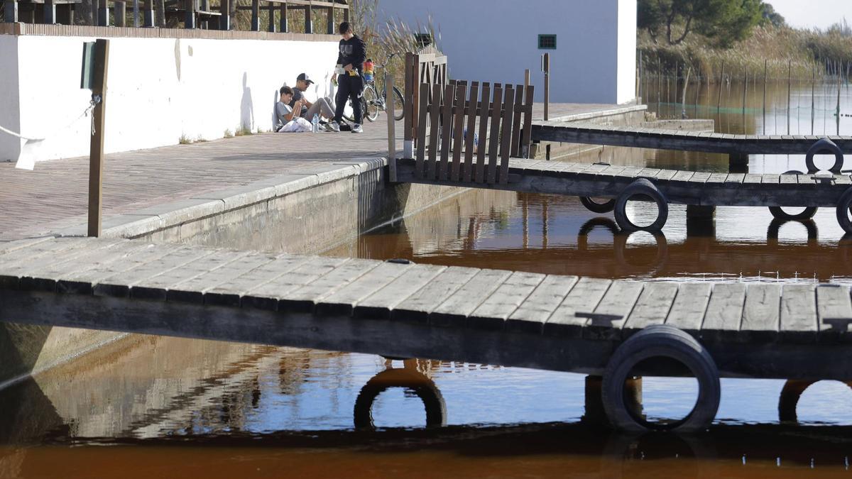 La falta de agua es evidente en el embarcadero.