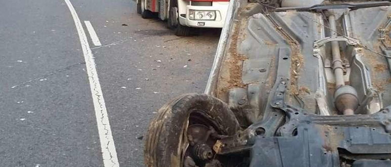 Emerxencias de O Carballiño rescató al conductor del coche. // FdV