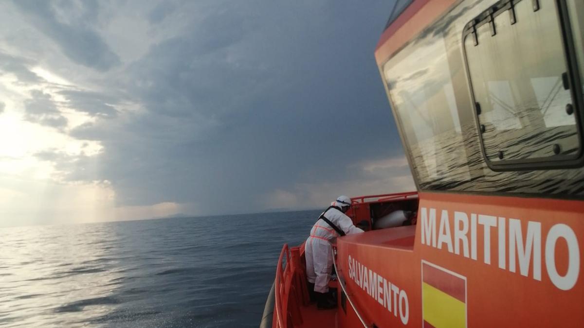 La &quot;Salvamar Leo&quot; de Salvamento Marítimo de Alicante en un rescate de patera.