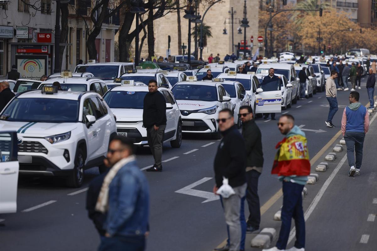 La manifestación de los taxistas ha colapsado las principales calles de València.