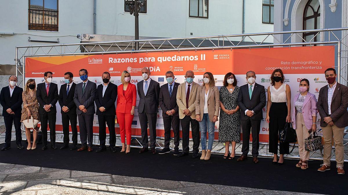 Arriba, organizadores, participantes y autoridades, antes del inicio del congreso en el Ramos Carrión. Abajo, la directora de LA OPINIÓN-EL CORREO, Marisol López. | Emilio Fraile