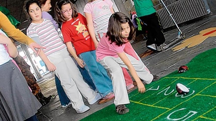 Niños jugando en el peletre.