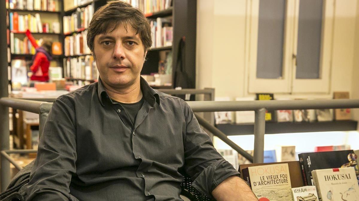 El escritor Andrés Barba, en la librería La Central.