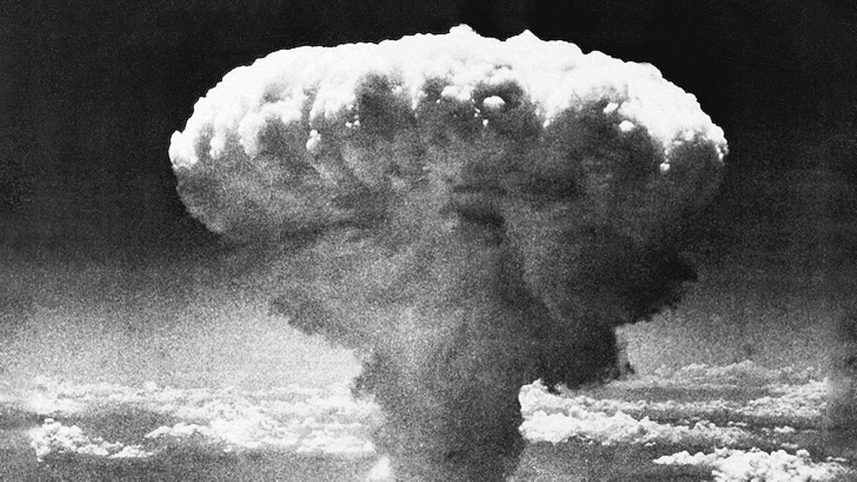 Nube de hongo sobre Nagasaki, producida por la explosión de la bomba atómica.