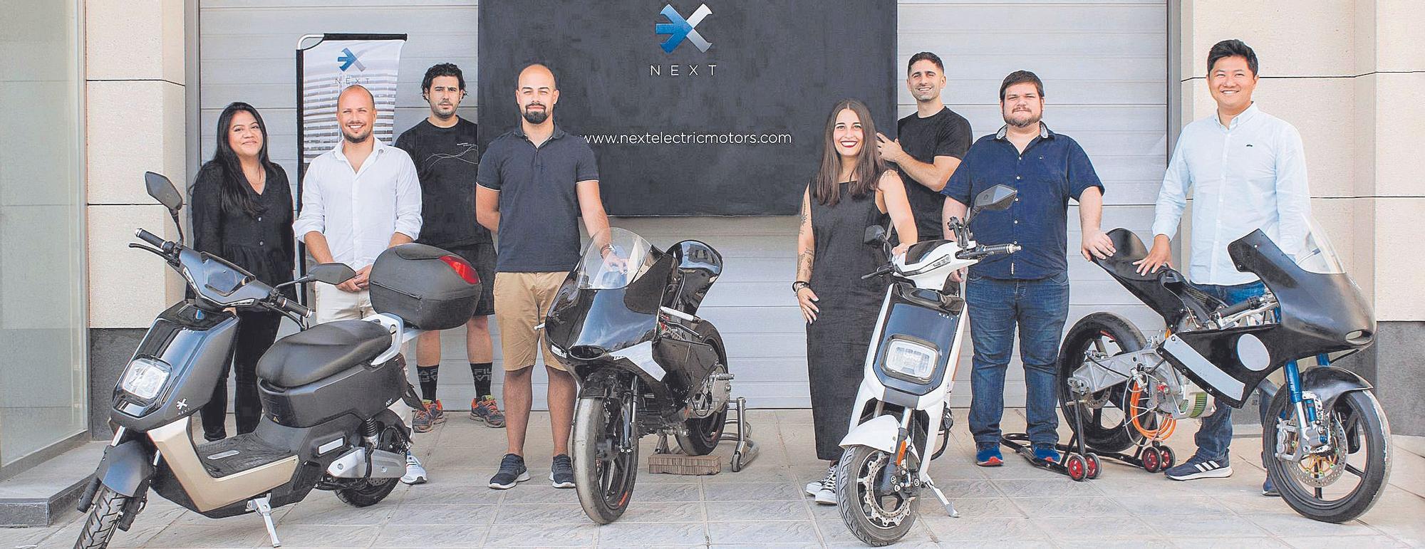 El equipo de Next Electric Motors, con varios de los modelos y prototipos de la firma