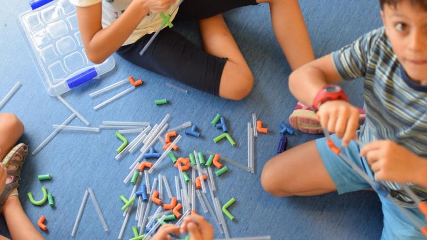 Infants participant en activitats del taller.