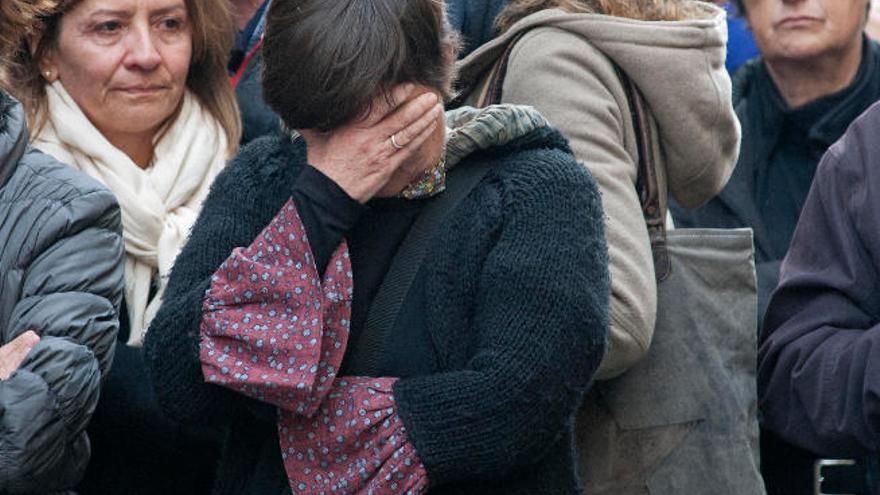 Una madre se quita la vida después de lanzar por la ventana a sus dos hijas