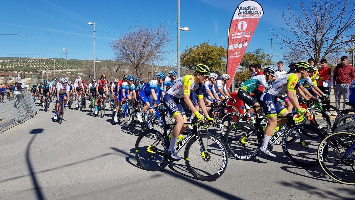 Salida de una etapa de la Vuelta a Andalucía desde Lucena.