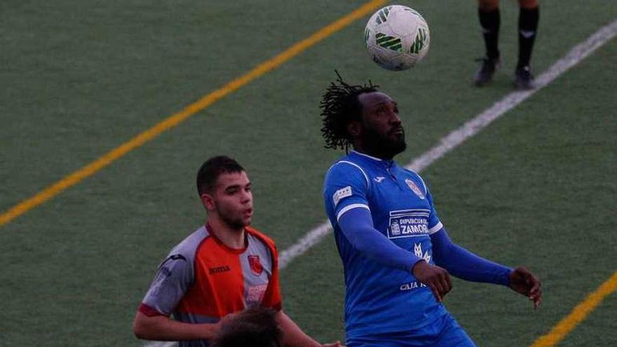 Nii controla el esférico en el partido frente al Carbajosa.