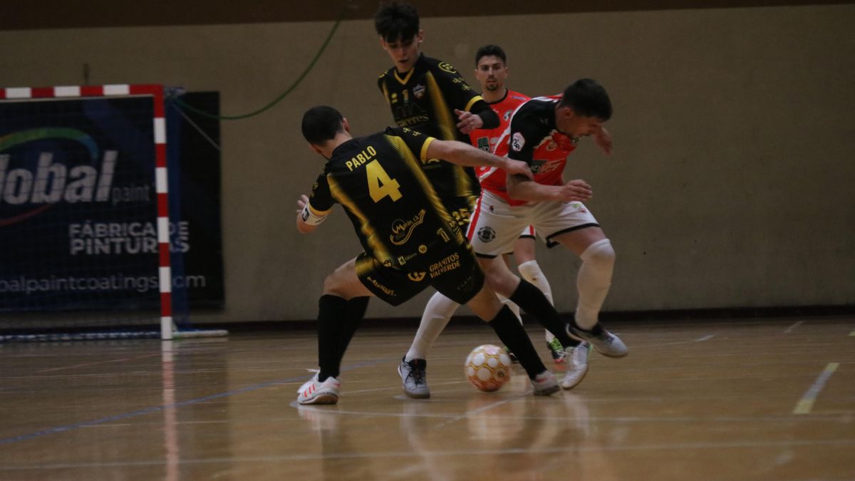 Una acción del derbi entre el Cáceres Universidad y el Grupo López Bolaños.