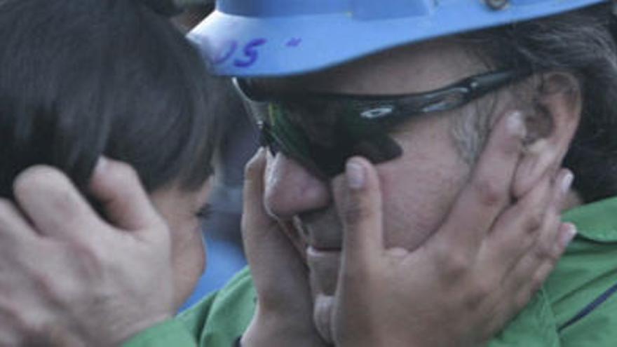 El minero Franklin Lobos abraza a su esposa tras salir a la superficie.