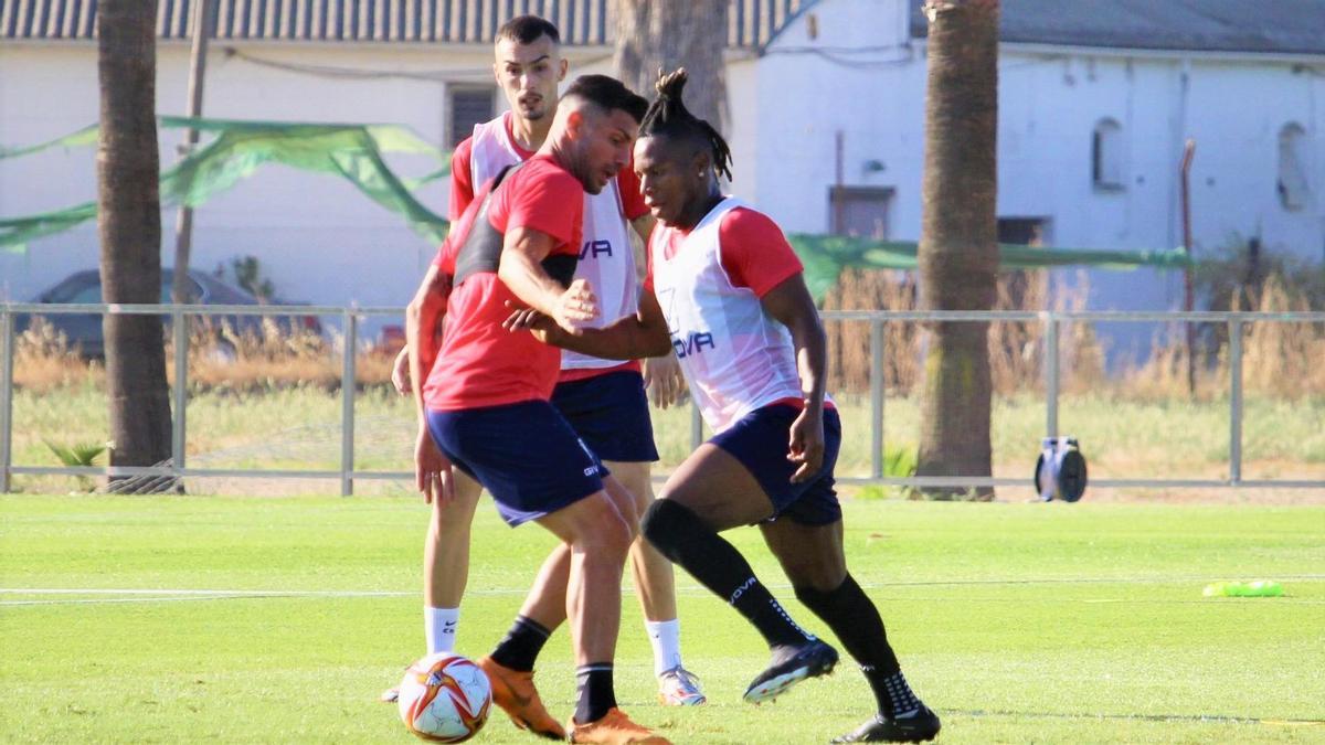 Cedric Teguia pugna con Willy durante un lance del entrenamiento.