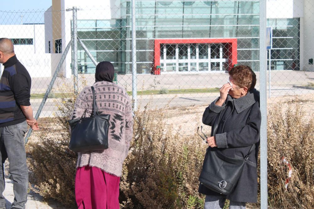 Los familiares de los inmigrantes irregulares internados en el Centro Penitenciario Málaga II, situado en Archidona, se agolpan cada día a las puertas de la prisión