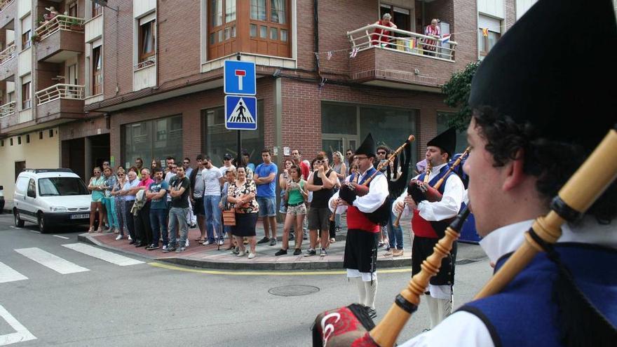 &quot;Conceyu de Siero&quot; entona la marcha fúnebre de &quot;Antón el neñu&quot;, ayer en El Berrón.