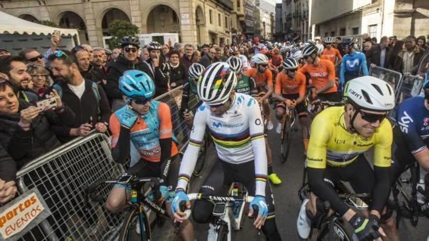 El campeón del mundo, Alejandro Valverde, en el centro de la foto, junto al maillot amarillo Hagen, en la plaza del Ayuntamiento.