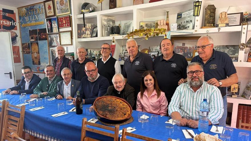 Los Amigos del Arroz con Costra reúnen en Elche a representantes de la Semana Santa de la provincia en Elche