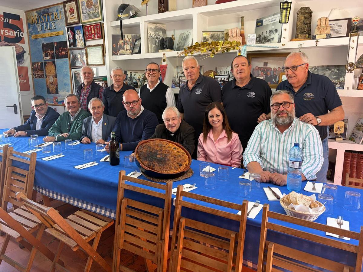 Los Amigos del Arroz con Costra de Elche con los presidentes de las juntas mayores de cofradías de la provincia este miércoles