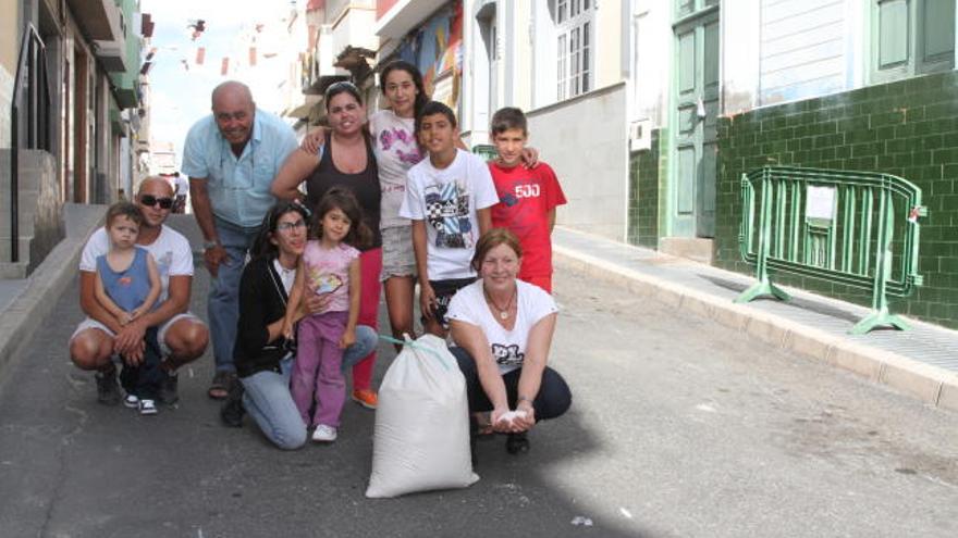 Davinia, con camiseta negra, junto a Antonio, y la familia de Francisca, con la sal en las manos, ayer. | luis del rosario