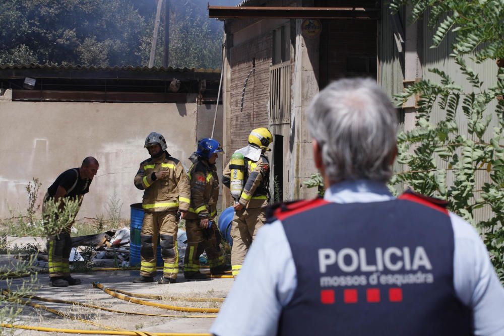 Un incendi ensorra el sostre d'una nau de Quart