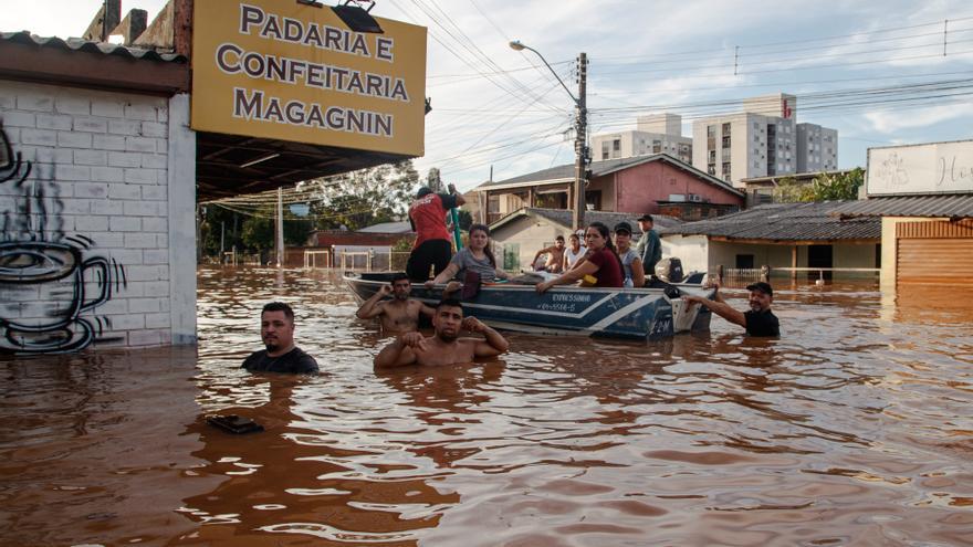 Un equipo de rescate evacúa a personas afectadas por las inundaciones en Río Grande del Sur, en Brasil.