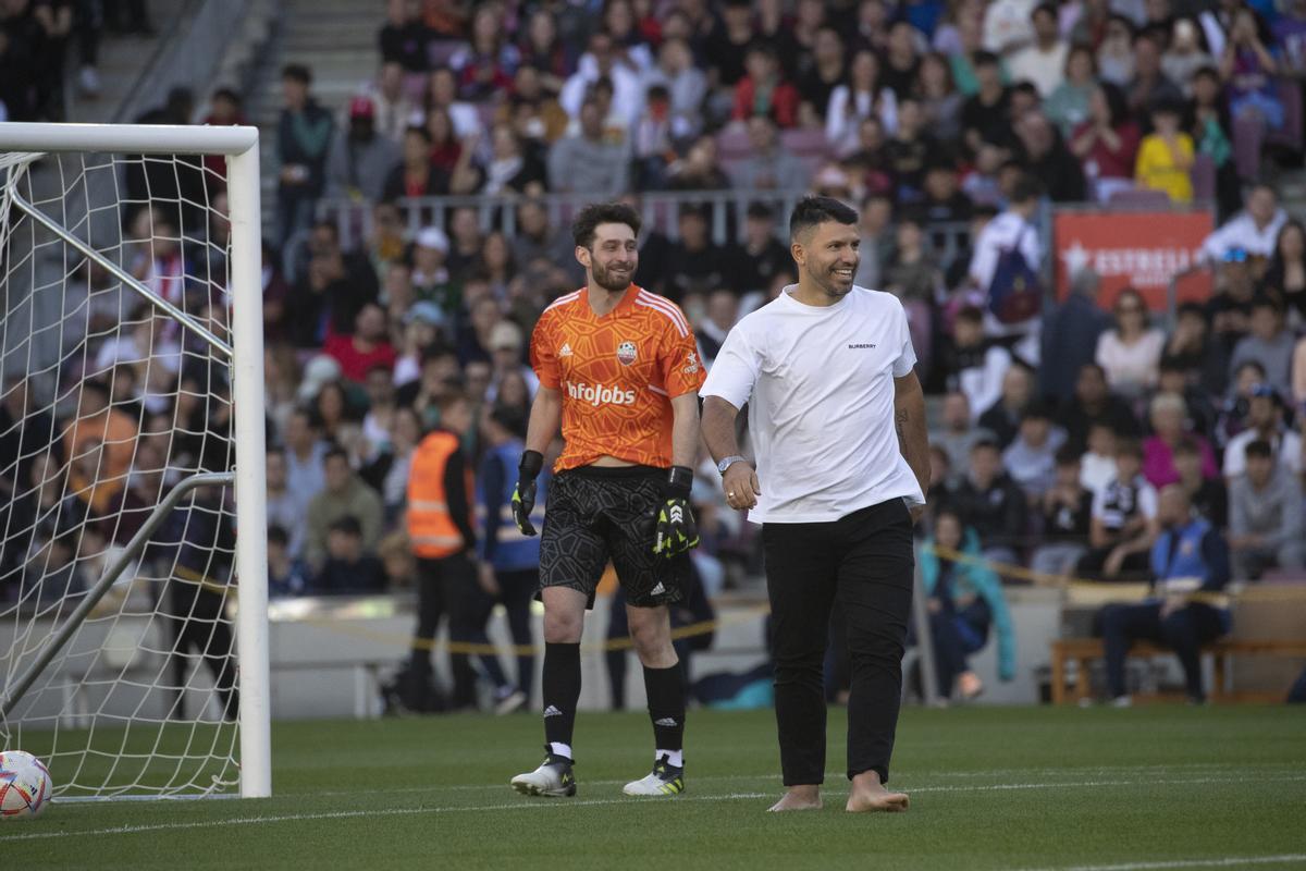 BARCELONA, 26/03/2023.- El exfutbolista Sergio Agüero (d), antes de las finales de la Kings League, una competición de Fútbol 7 que se transmite en su totalidad por ’streaming’ que se celebra este domingo en el Spotify Camp Nou con 90.000 espectadores. EFE/ Marta Pérez