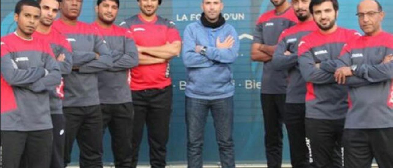 Yeray Rodríguez, en el centro con jersey azul claro, junto a su equipo de entrenadores de Quattro Academy.